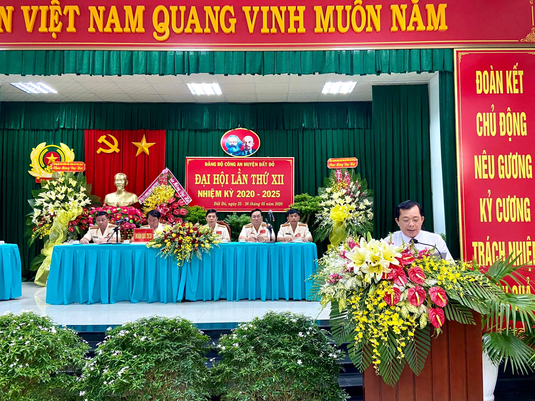 Đ/c Hồ Văn Lợi - Bí thư Huyện ủy phát biểu chỉ đạo tại Đại hội