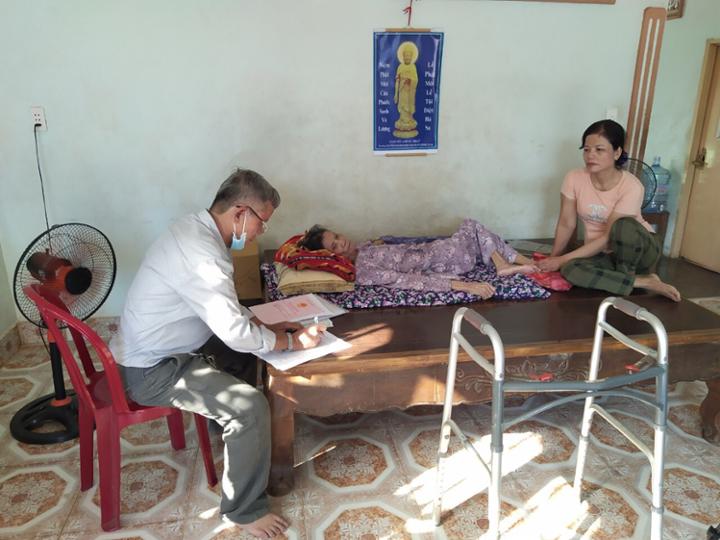 Bà Nguyễn Thị Mai ngụ tại ấp Thạnh Sơn 2B xã Phước Tân nằm liệt giường không đi lại được